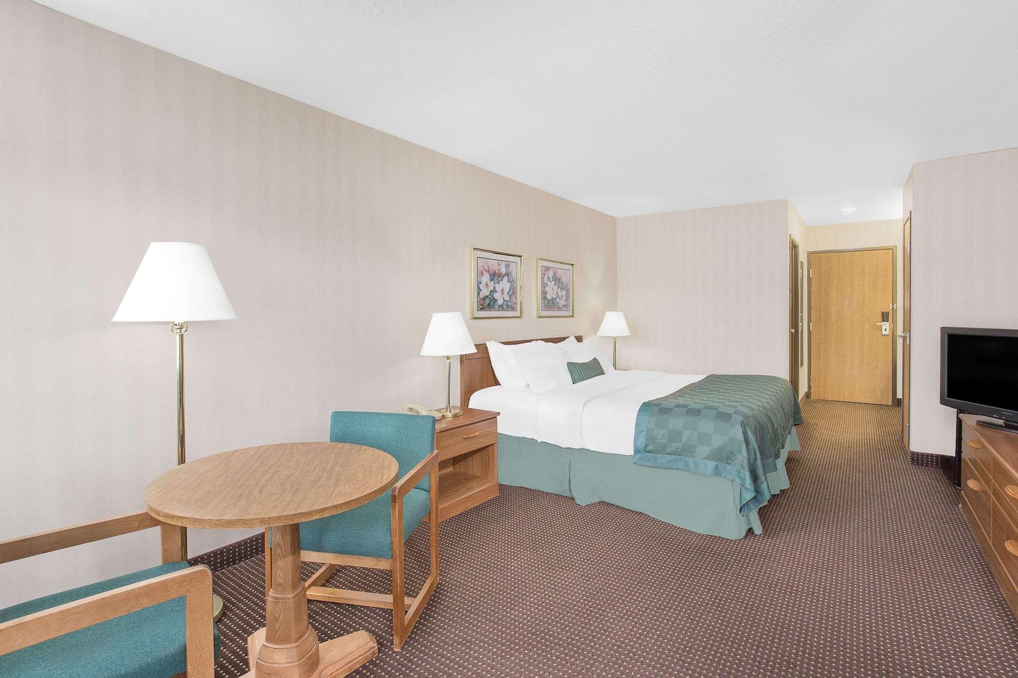 Ramada By Wyndham Hancock Waterfront Kültér fotó
