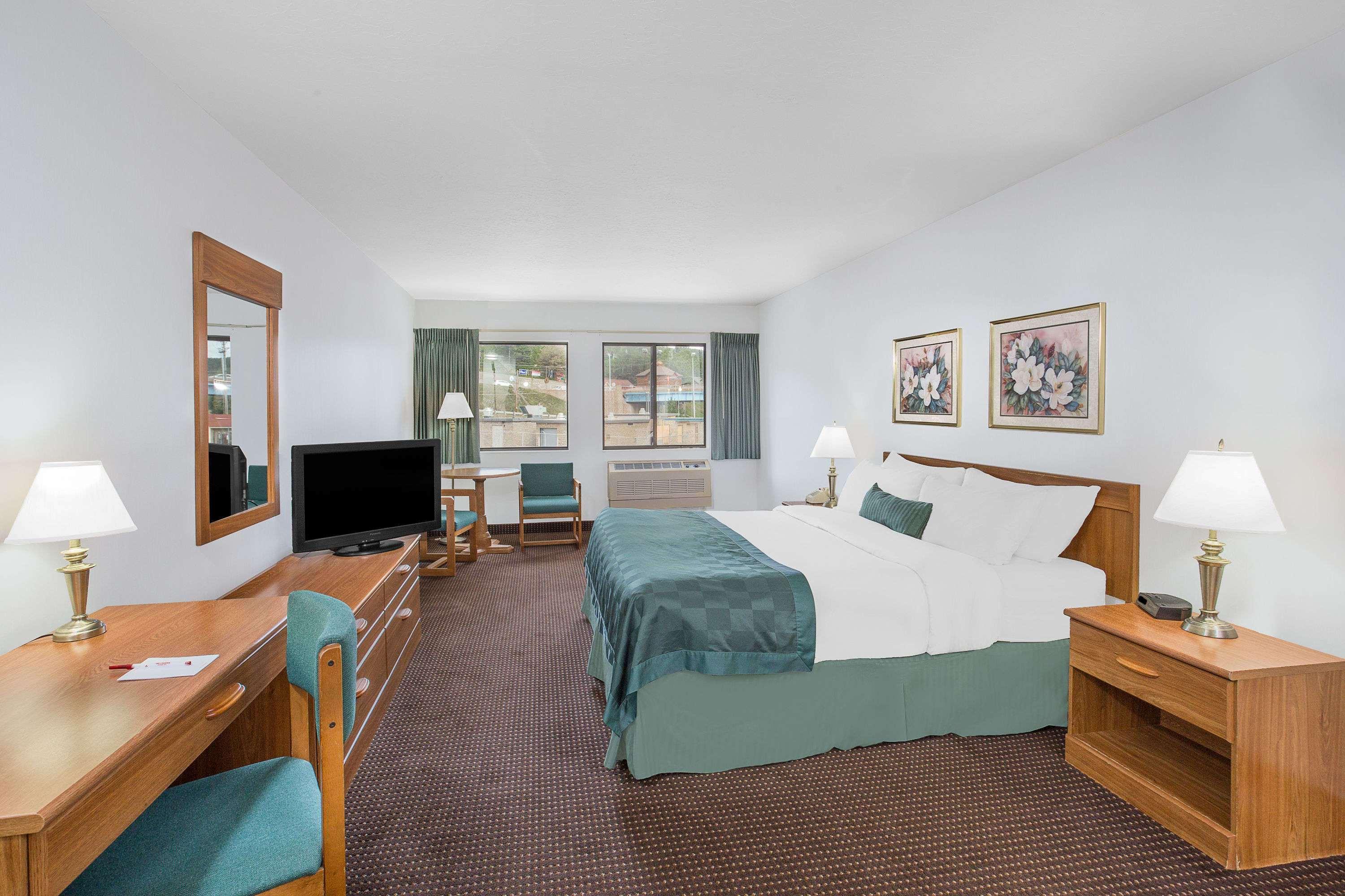 Ramada By Wyndham Hancock Waterfront Kültér fotó