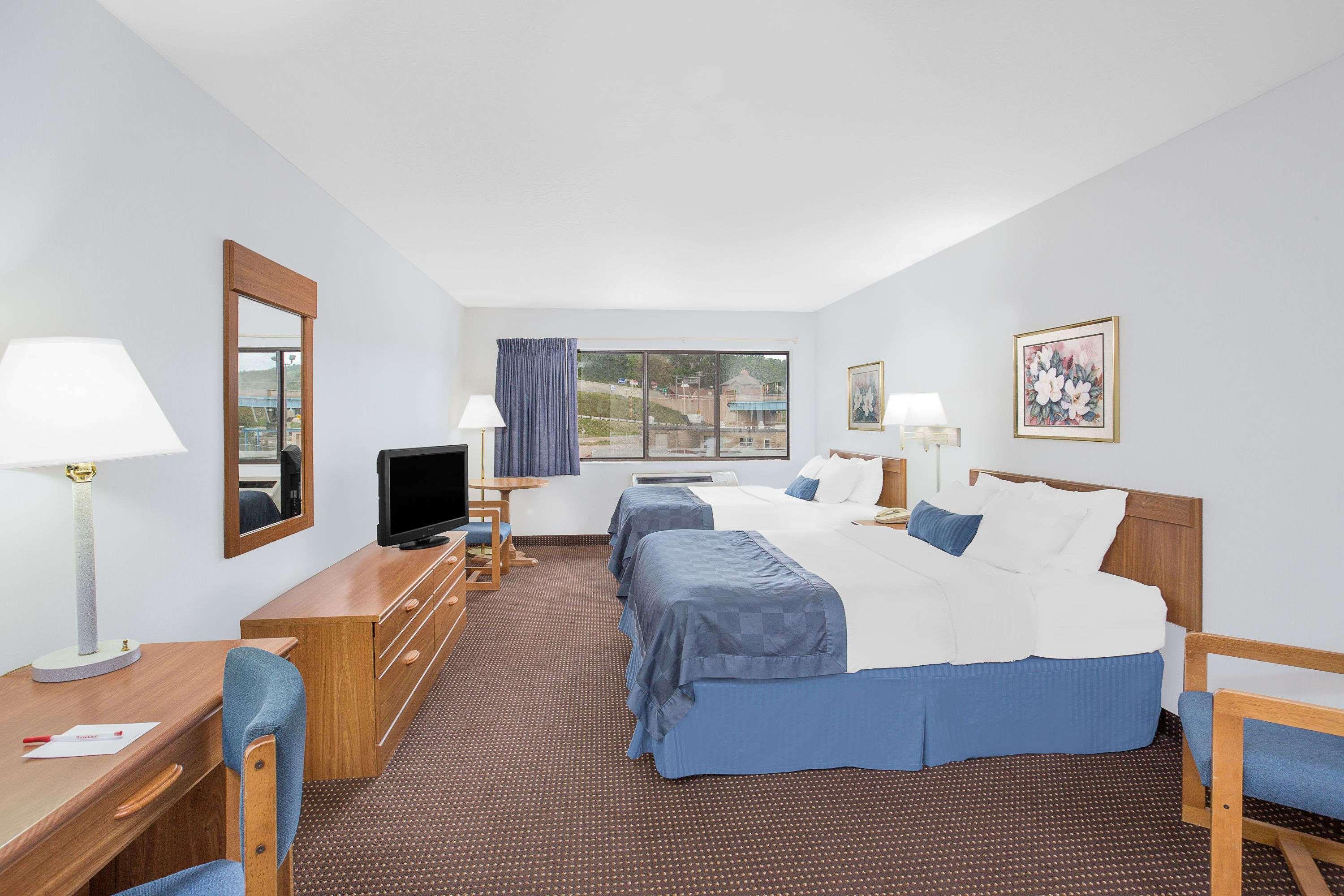 Ramada By Wyndham Hancock Waterfront Kültér fotó