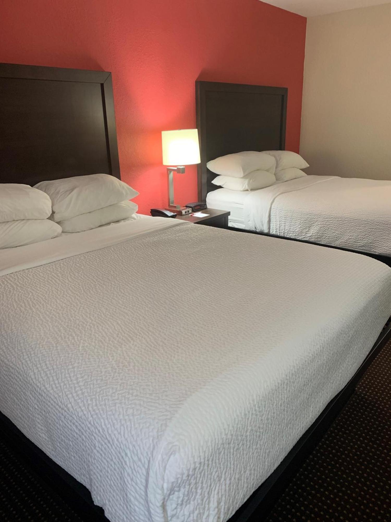 Ramada By Wyndham Hancock Waterfront Kültér fotó