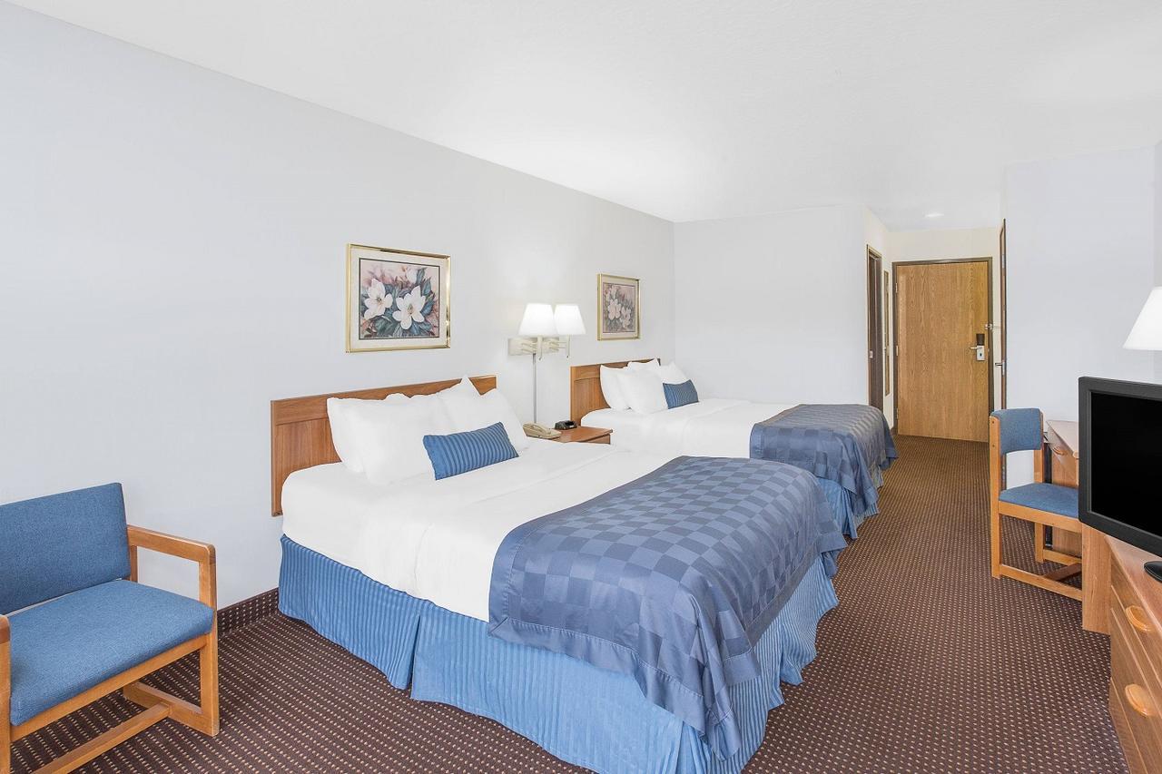 Ramada By Wyndham Hancock Waterfront Kültér fotó
