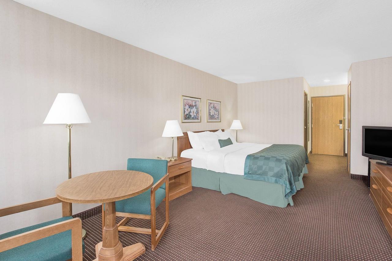 Ramada By Wyndham Hancock Waterfront Kültér fotó